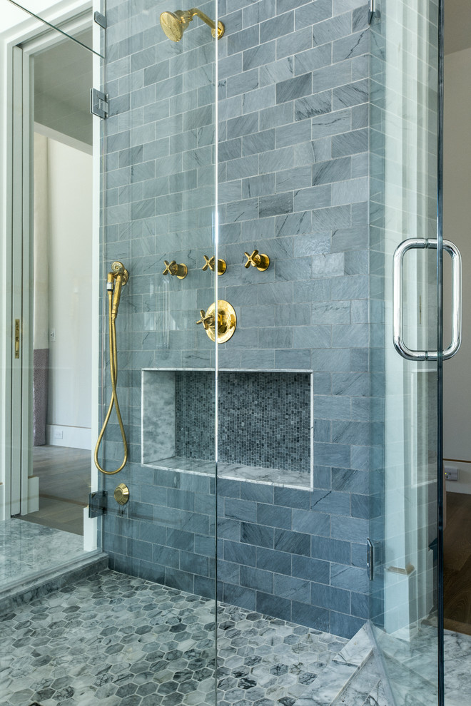 Immagine di una grande stanza da bagno padronale contemporanea con doccia ad angolo, piastrelle grigie, piastrelle diamantate, pareti grigie, pavimento in marmo, pavimento grigio e porta doccia a battente