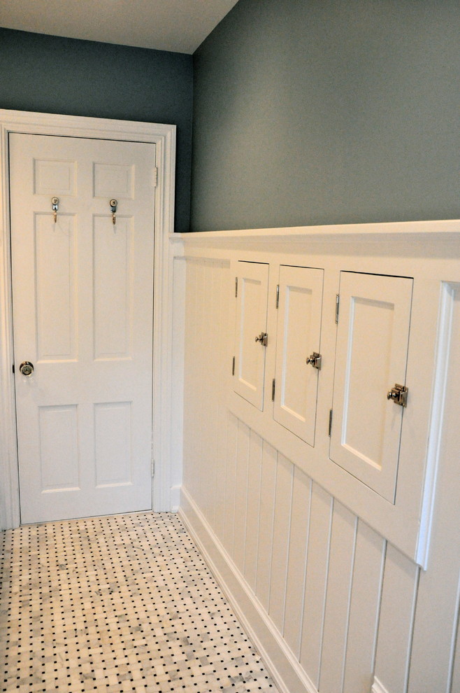 Inredning av ett klassiskt mellanstort badrum för barn, med skåp i shakerstil, vita skåp, marmorbänkskiva, ett badkar i en alkov, en toalettstol med separat cisternkåpa, vit kakel, tunnelbanekakel, blå väggar och marmorgolv