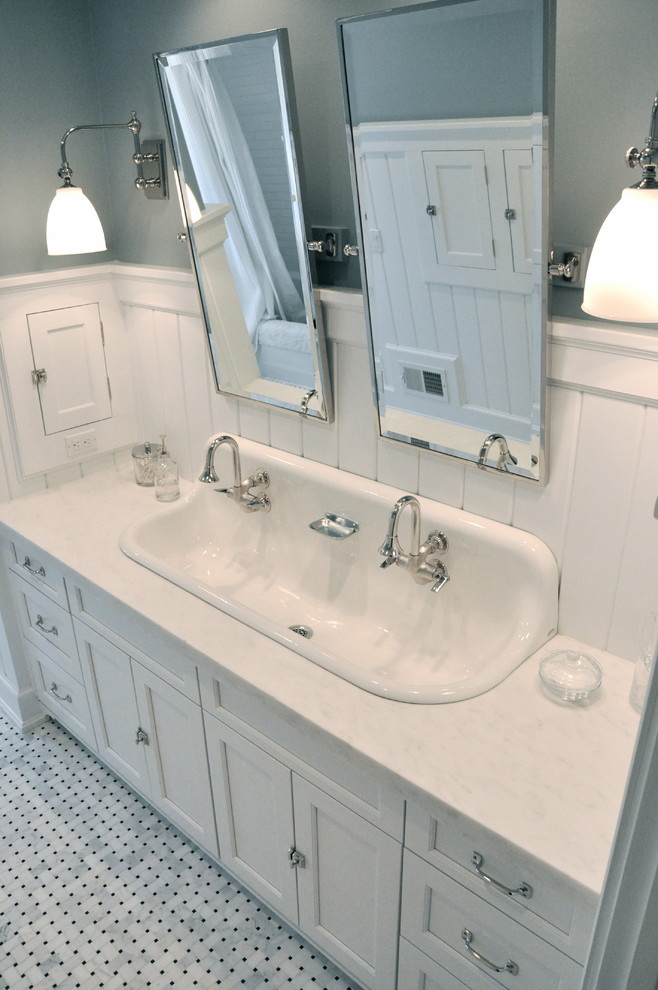 Immagine di una stanza da bagno tradizionale di medie dimensioni con ante in stile shaker, ante bianche, top in marmo, vasca ad alcova, WC a due pezzi, piastrelle bianche, piastrelle diamantate, pareti blu e pavimento in marmo