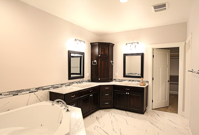 https://st.hzcdn.com/simgs/pictures/bathrooms/corner-bathroom-vanity-affordable-custom-cabinets-img~7c61b84a070c2d32_4-5671-1-eca8ac6.jpg