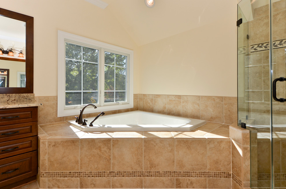 Ejemplo de cuarto de baño contemporáneo con bañera esquinera y ducha esquinera