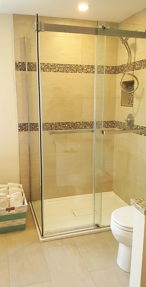 Inredning av ett modernt mellanstort en-suite badrum, med en hörndusch, porslinskakel, klinkergolv i porslin, en toalettstol med hel cisternkåpa, beige kakel, beige väggar, beiget golv och dusch med skjutdörr