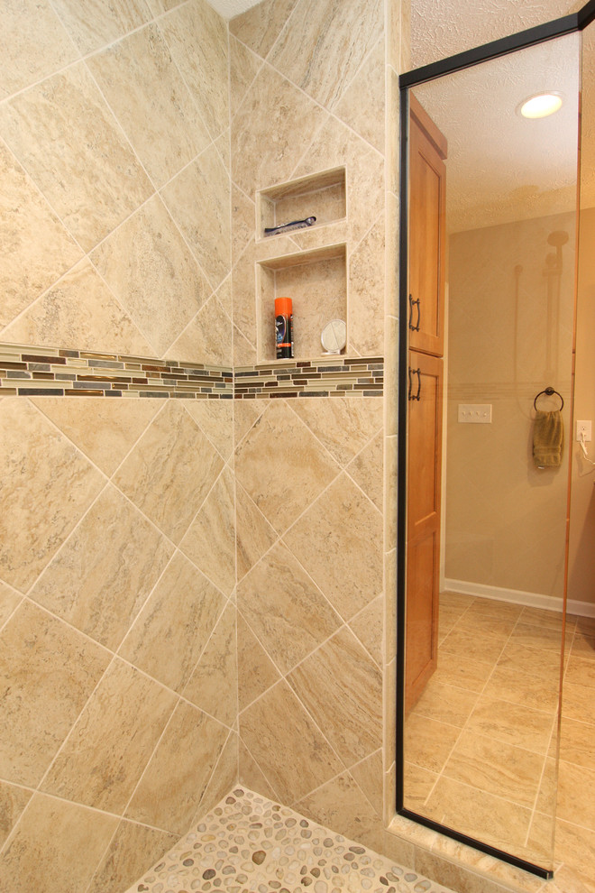 Cette photo montre une salle de bain principale chic en bois clair de taille moyenne avec un lavabo encastré, un plan de toilette en granite, une douche d'angle, un carrelage beige, des carreaux de céramique, un mur beige et un sol en carrelage de céramique.
