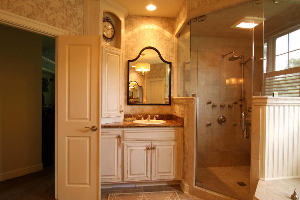 Idées déco pour une salle de bain classique en bois vieilli de taille moyenne avec une douche d'angle, un placard avec porte à panneau surélevé, une baignoire posée, un carrelage beige et un lavabo posé.