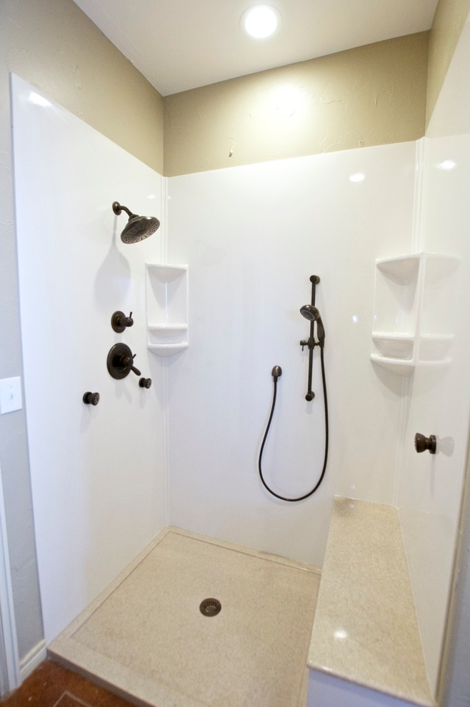 Idée de décoration pour une salle de bain principale tradition de taille moyenne avec un placard avec porte à panneau surélevé, des portes de placard blanches, une baignoire posée, une douche d'angle, WC à poser, un carrelage beige, un mur beige, un lavabo encastré et un plan de toilette en onyx.