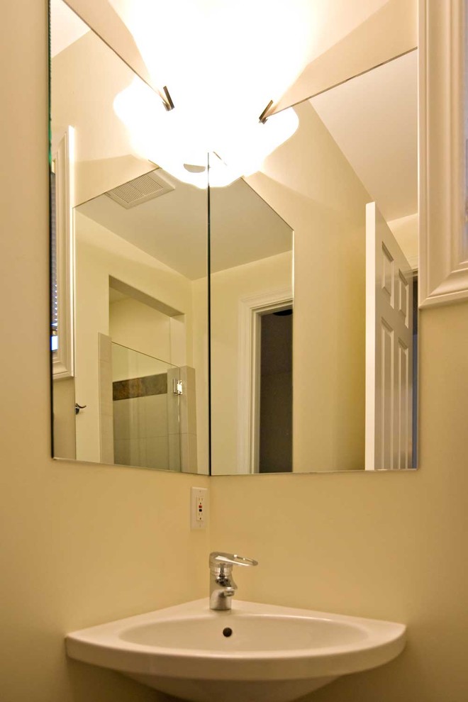 Kleines Modernes Badezimmer mit Wandwaschbecken, offenen Schränken, weißen Schränken, Badewanne in Nische, Duschnische, Toilette mit Aufsatzspülkasten, grauen Fliesen, Steinfliesen, weißer Wandfarbe und Porzellan-Bodenfliesen in San Francisco