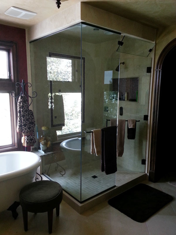 Exempel på ett stort medelhavsstil en-suite badrum, med ett fristående badkar, en hörndusch, beige väggar, beige kakel, travertin golv, beiget golv och dusch med gångjärnsdörr
