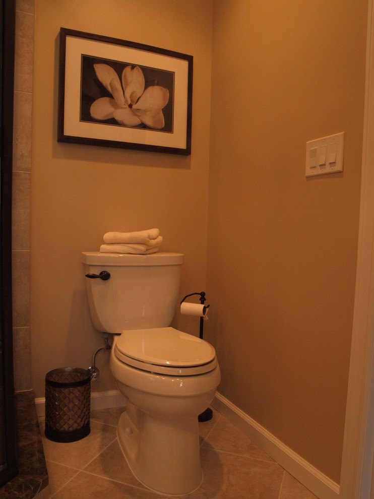 ニューアークにある小さなトラディショナルスタイルのおしゃれなトイレ・洗面所 (インセット扉のキャビネット、濃色木目調キャビネット、分離型トイレ、ベージュのタイル、モザイクタイル、ベージュの壁、セラミックタイルの床、アンダーカウンター洗面器、ベージュのカウンター) の写真