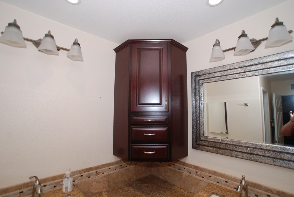 Пример оригинального дизайна: огромная главная ванная комната в классическом стиле с врезной раковиной, фасадами с выступающей филенкой, темными деревянными фасадами, столешницей из гранита, угловой ванной, угловым душем, раздельным унитазом, коричневой плиткой, керамогранитной плиткой, белыми стенами и полом из керамогранита