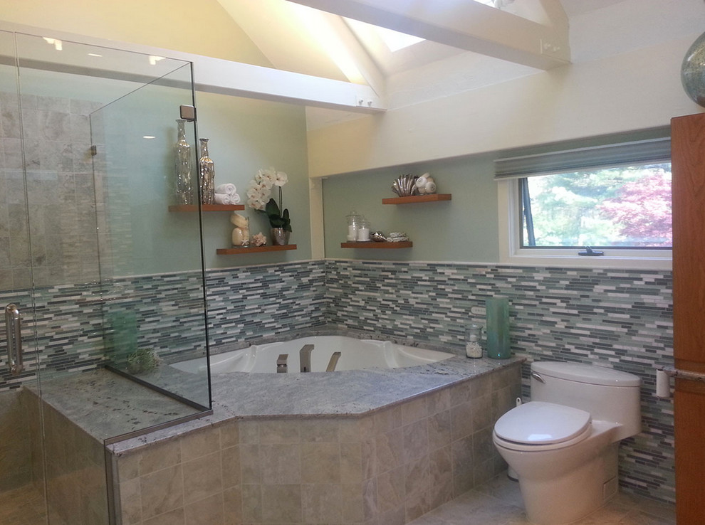 Пример оригинального дизайна: большая главная ванная комната в стиле неоклассика (современная классика) с плоскими фасадами, фасадами цвета дерева среднего тона, угловой ванной, угловым душем, унитазом-моноблоком, серой плиткой, разноцветной плиткой, белой плиткой, удлиненной плиткой, зелеными стенами, полом из керамической плитки, врезной раковиной, столешницей из гранита и душем с распашными дверями