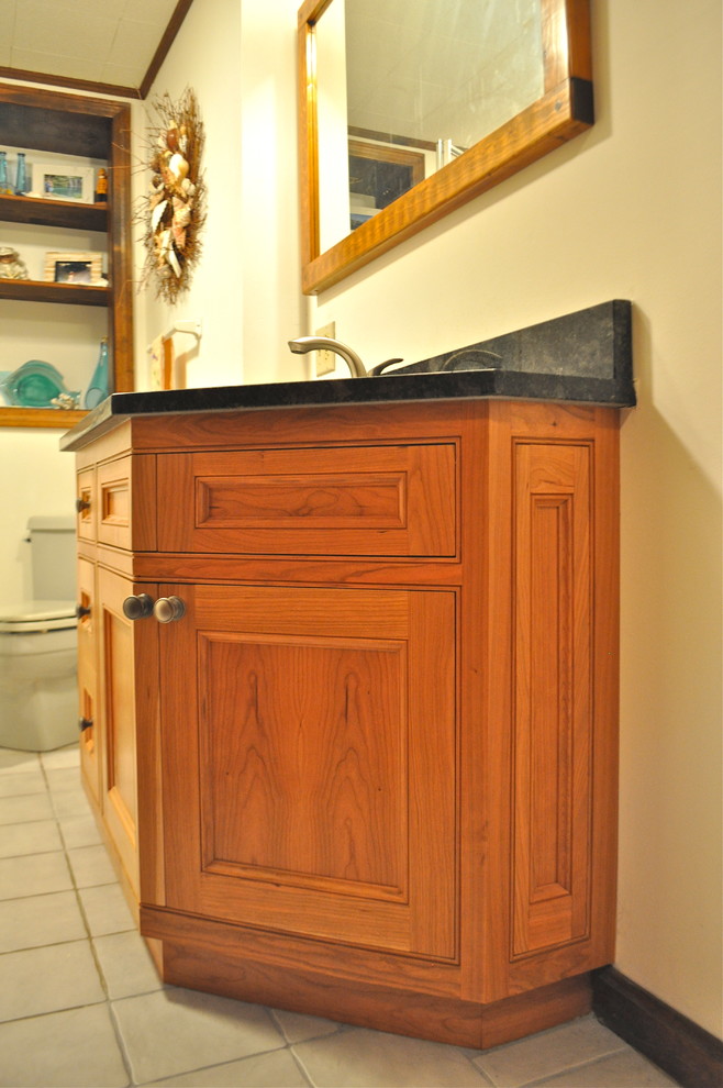 Inspiration pour une petite salle d'eau minimaliste avec un placard à porte affleurante, un carrelage beige et un plan de toilette en granite.