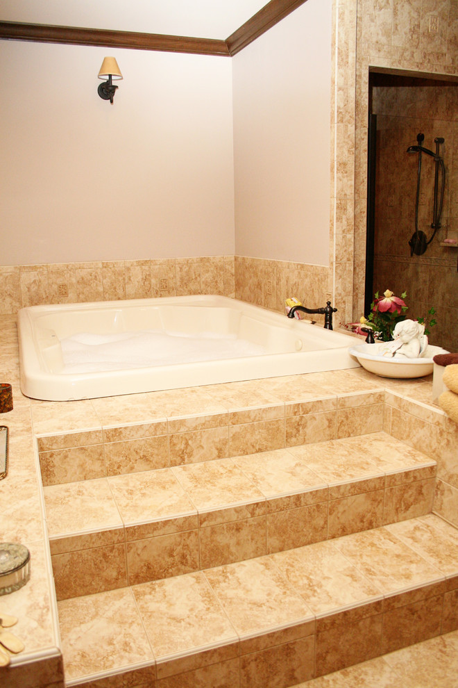 ハンティントンにあるラスティックスタイルのおしゃれな浴室 (ドロップイン型浴槽、アルコーブ型シャワー、ベージュの壁、ベージュの床) の写真