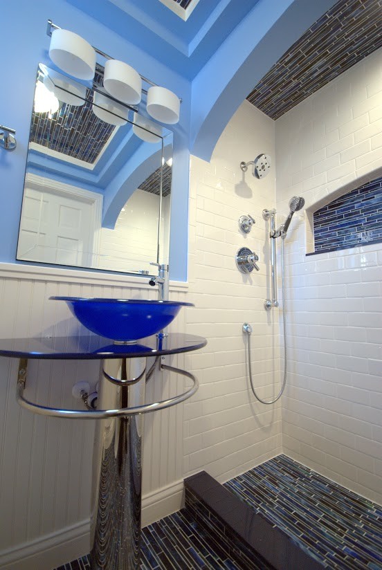 Foto på ett litet funkis en-suite badrum, med en dusch i en alkov, svart kakel, blå kakel, stickkakel, blå väggar, mosaikgolv, ett fristående handfat, blått golv och dusch med duschdraperi