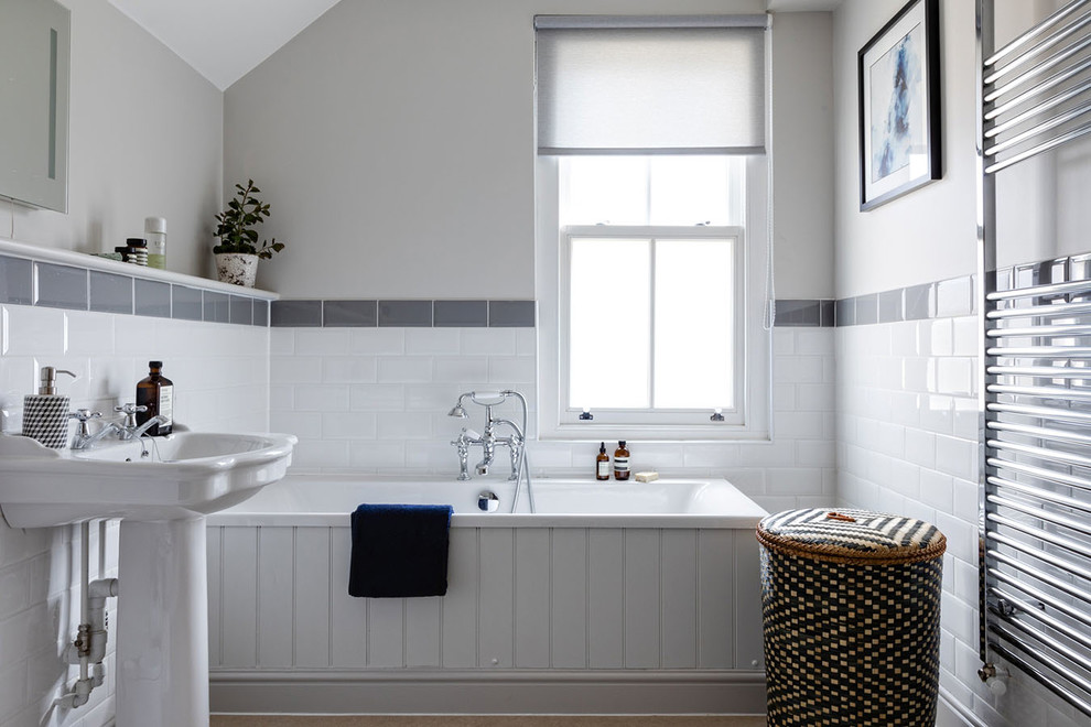 Klassisk inredning av ett mellanstort badrum med dusch, med ett platsbyggt badkar, vit kakel, grå kakel, keramikplattor, grå väggar, en dusch/badkar-kombination och ett piedestal handfat