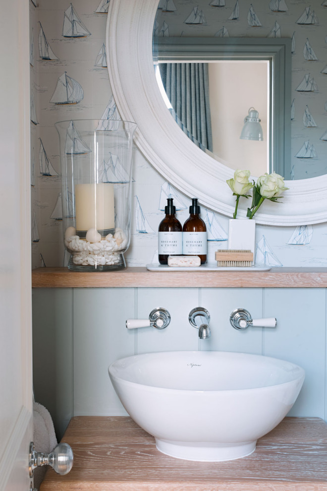 Foto de cuarto de baño infantil costero pequeño con armarios estilo shaker, puertas de armario de madera clara, paredes grises, encimera de madera y encimeras marrones