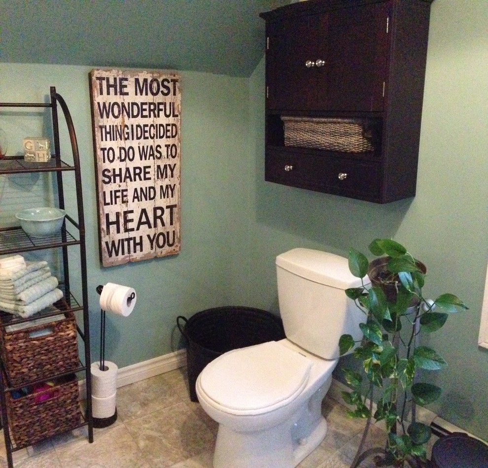 Exempel på ett litet klassiskt badrum, med möbel-liknande, skåp i mörkt trä, en toalettstol med hel cisternkåpa, blå väggar, vinylgolv, ett integrerad handfat och bänkskiva i akrylsten