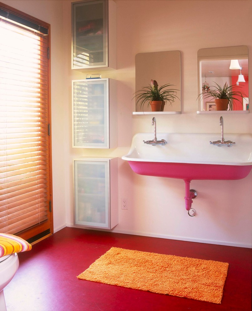 Imagen de cuarto de baño contemporáneo con suelo rojo