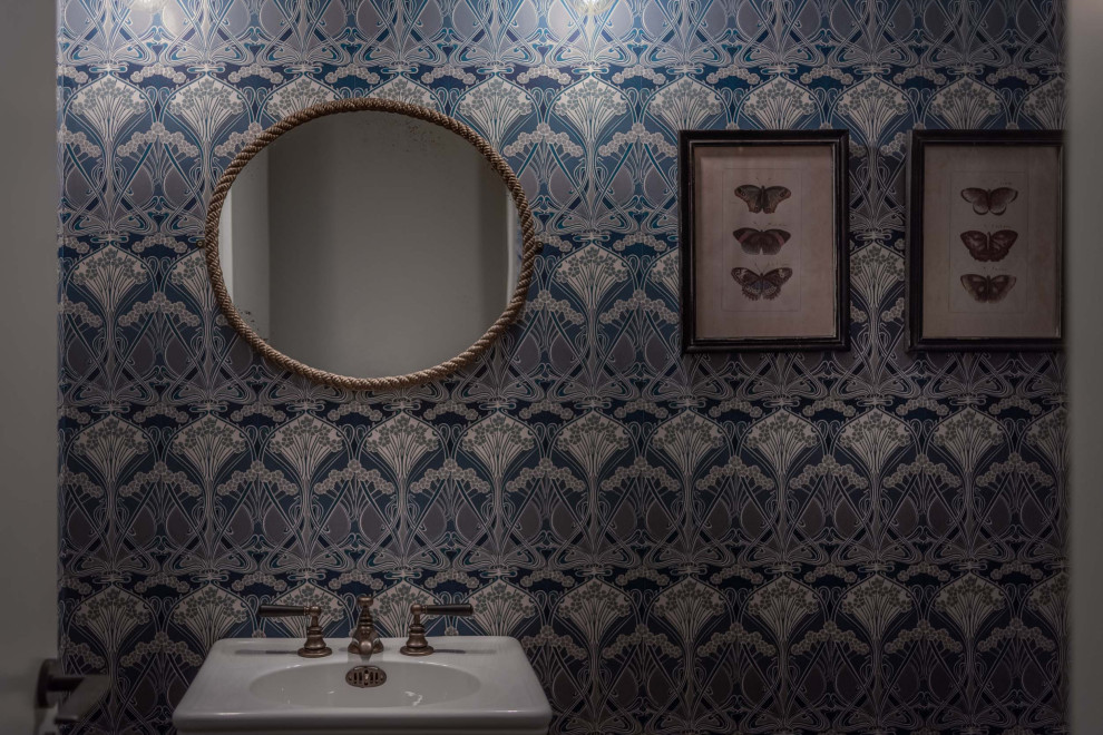 Esempio di una stanza da bagno per bambini minimal di medie dimensioni con WC sospeso, pareti blu e lavabo a colonna