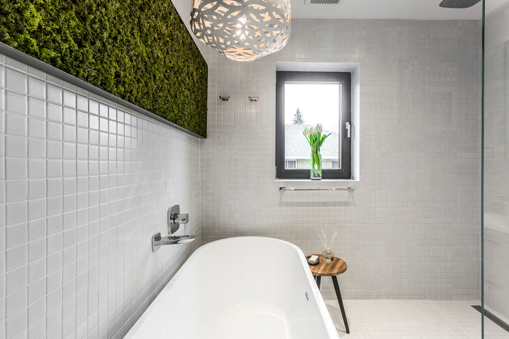 Bathroom - mid-sized contemporary bathroom idea in Montreal