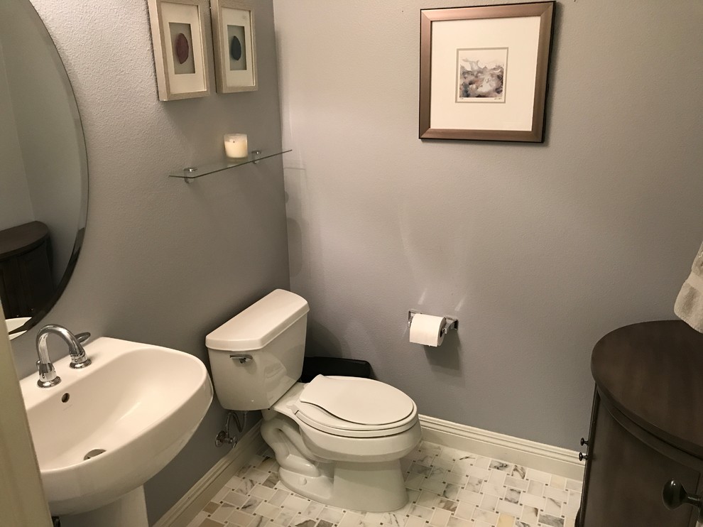 Inspiration för små moderna badrum med dusch, med en toalettstol med separat cisternkåpa, grå väggar, ett konsol handfat och flerfärgat golv