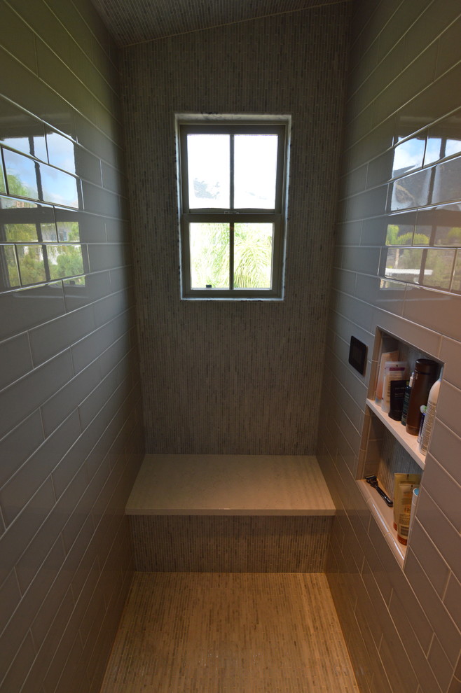 Idées déco pour une grande salle de bain principale contemporaine en bois foncé avec un placard avec porte à panneau surélevé, un bain bouillonnant, un espace douche bain, un carrelage gris, un carrelage en pâte de verre, un mur gris, un sol en carrelage de porcelaine, un lavabo posé, un sol blanc et une cabine de douche à porte battante.