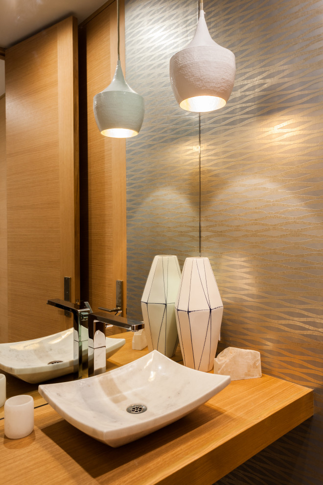 Esempio di una stanza da bagno con doccia contemporanea con pareti grigie, lavabo a bacinella, top in legno e top marrone