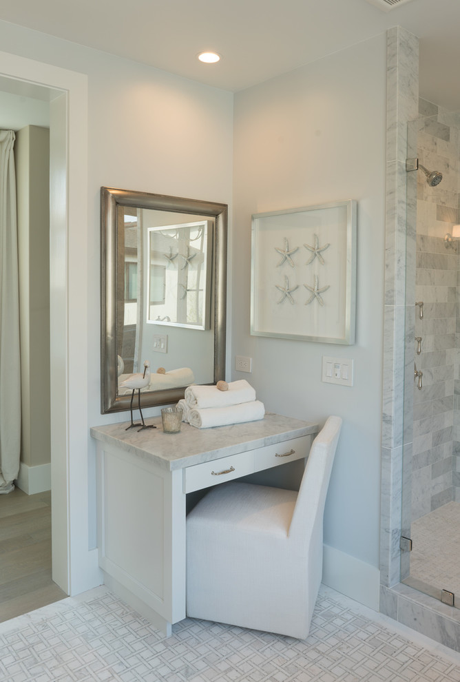 Foto de cuarto de baño marinero con baldosas y/o azulejos en mosaico y suelo de mármol