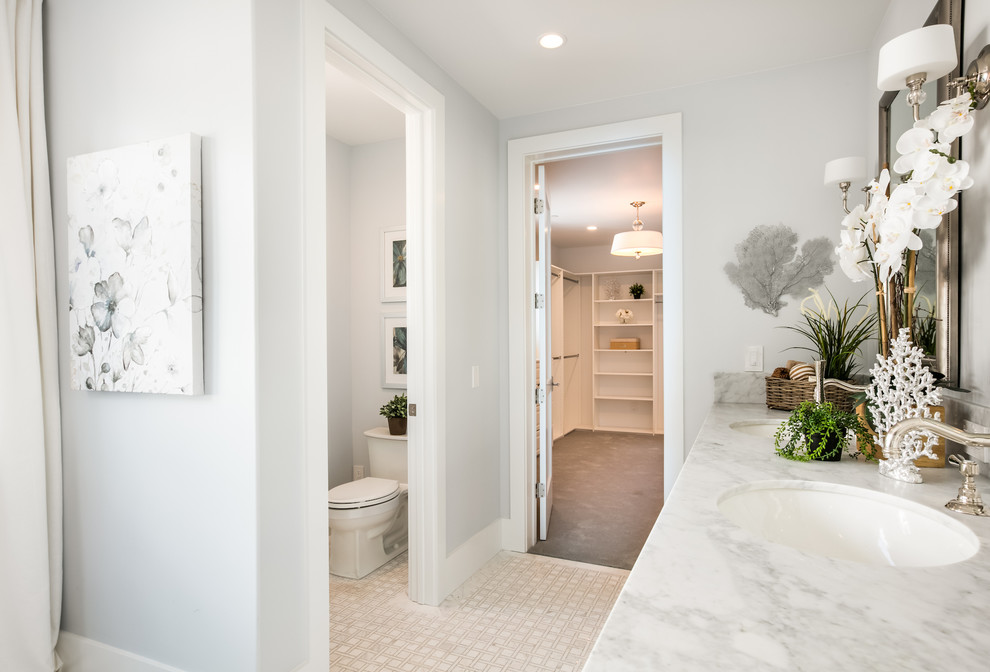 Свежая идея для дизайна: ванная комната в морском стиле с плиткой мозаикой и мраморным полом - отличное фото интерьера