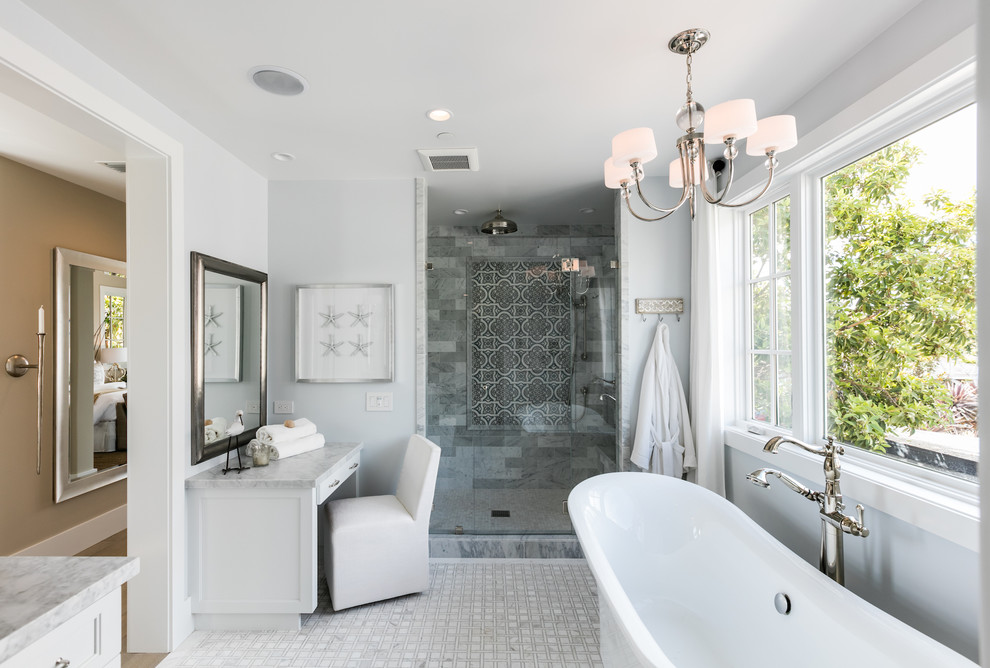 Imagen de cuarto de baño marinero con baldosas y/o azulejos en mosaico y suelo de mármol