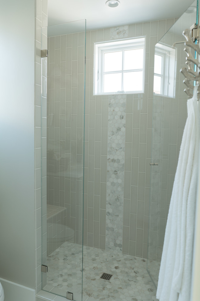Esempio di una stanza da bagno stile marinaro con piastrelle a mosaico e pavimento in marmo