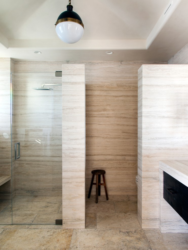 Imagen de cuarto de baño mediterráneo con suelo de piedra caliza