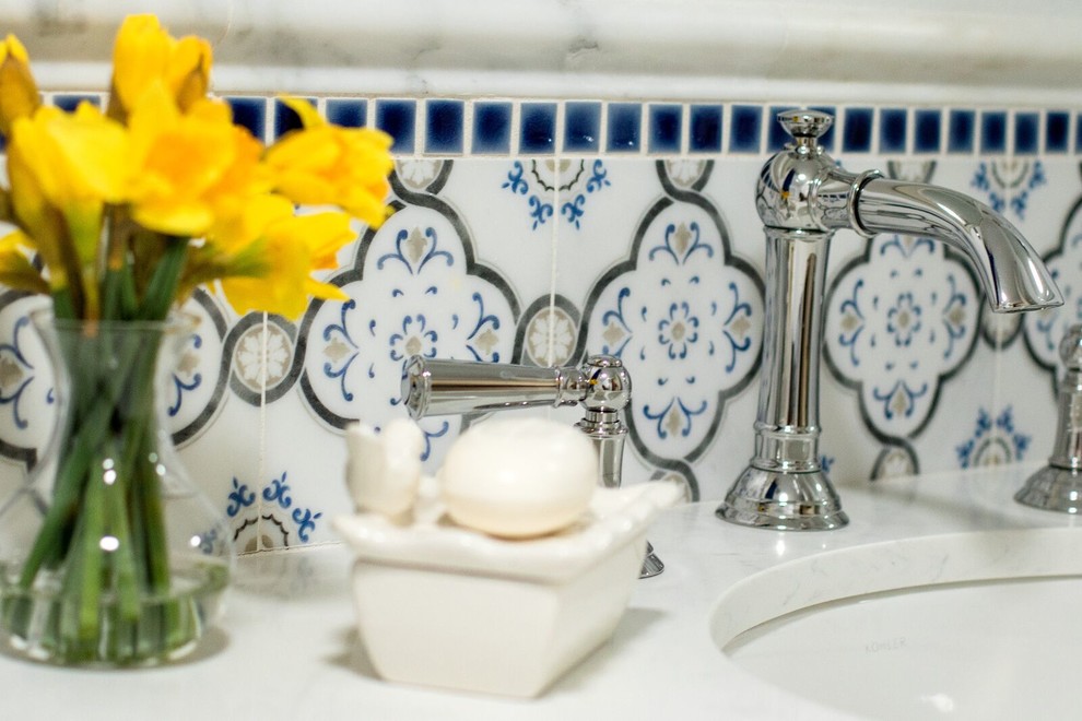Esempio di una piccola stanza da bagno chic con ante blu, vasca ad alcova, vasca/doccia, piastrelle blu, piastrelle di marmo, pareti bianche, lavabo sottopiano e top in quarzo composito