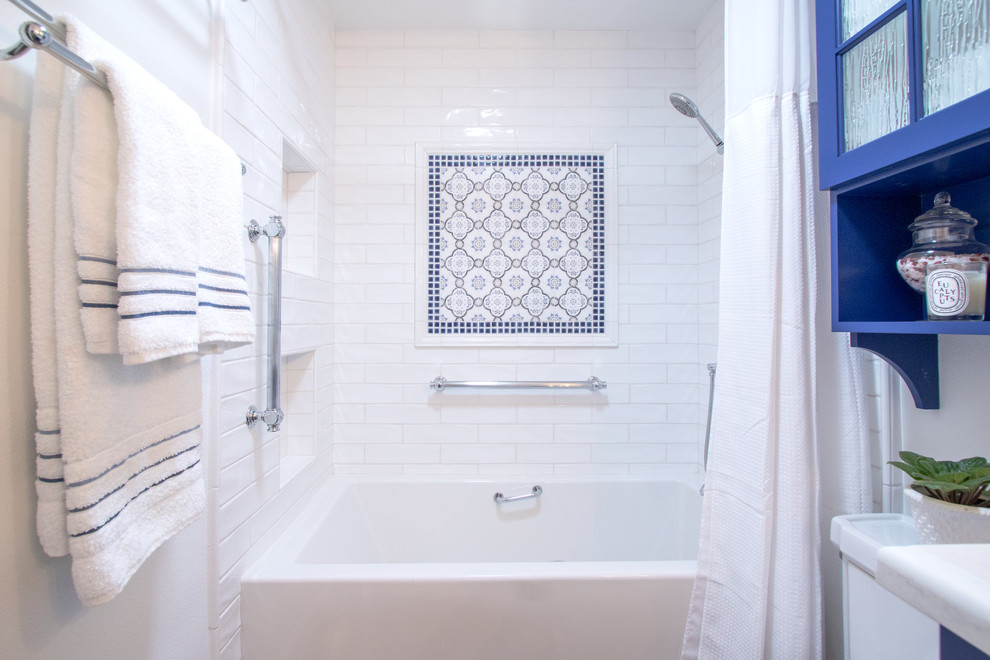 Inspiration för ett litet vintage badrum, med blå skåp, ett badkar i en alkov, en dusch/badkar-kombination, blå kakel, marmorkakel, vita väggar, ett undermonterad handfat och bänkskiva i kvarts