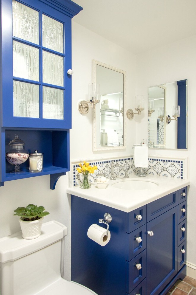 Esempio di una piccola stanza da bagno tradizionale con ante blu, vasca ad alcova, vasca/doccia, piastrelle blu, piastrelle di marmo, pareti bianche, lavabo sottopiano e top in quarzo composito