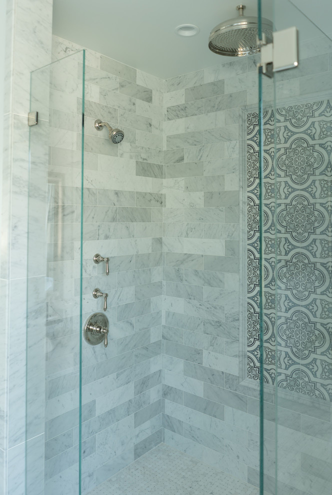 Modelo de cuarto de baño principal costero con ducha esquinera, baldosas y/o azulejos de mármol y suelo de mármol