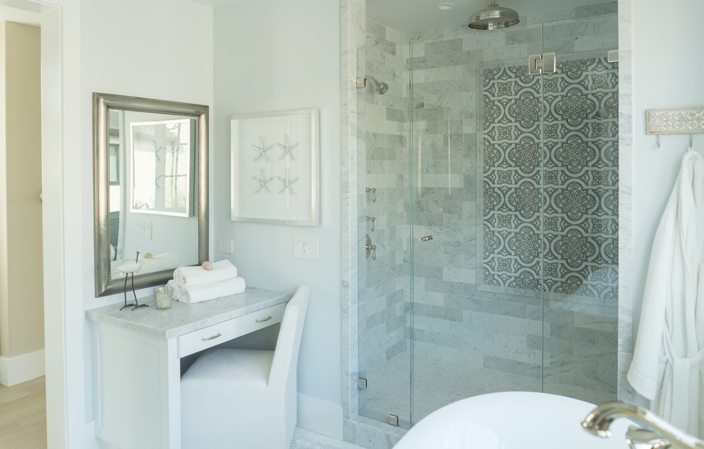 Diseño de cuarto de baño principal marinero con ducha esquinera, baldosas y/o azulejos de mármol y suelo de mármol