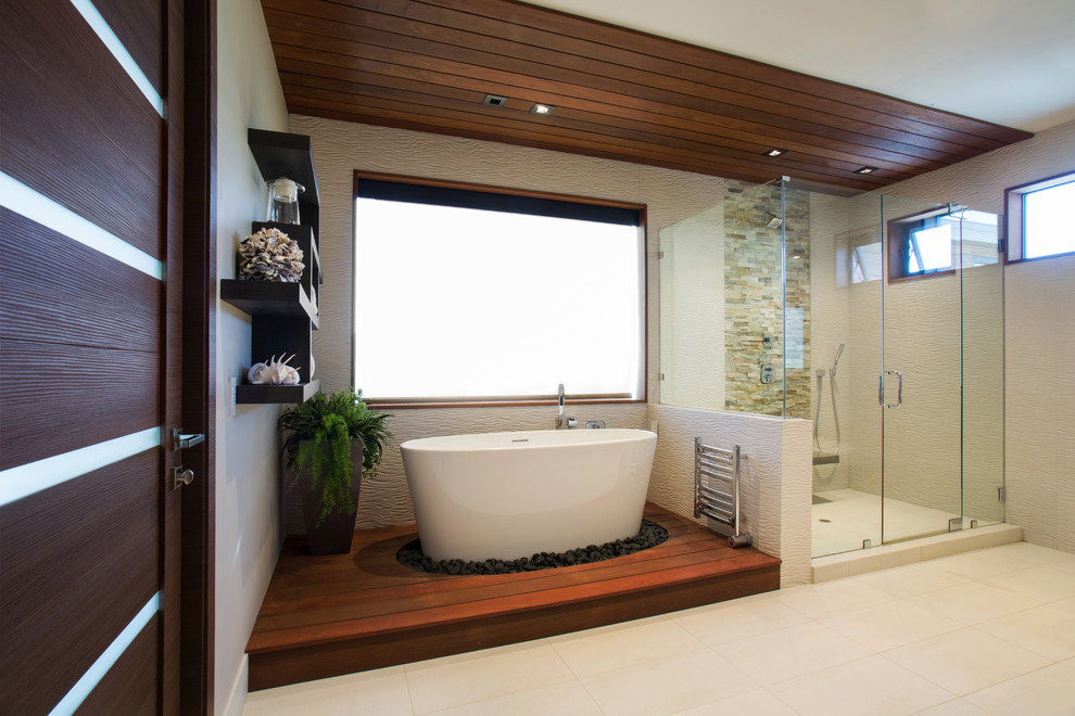 Idée de décoration pour une salle de bain principale minimaliste en bois foncé de taille moyenne avec un placard à porte plane, une baignoire indépendante, une douche d'angle, un carrelage beige, un carrelage marron, un carrelage de pierre, un mur gris, un sol en carrelage de porcelaine, une vasque, un plan de toilette en béton, un sol beige, une cabine de douche à porte battante et un plan de toilette gris.
