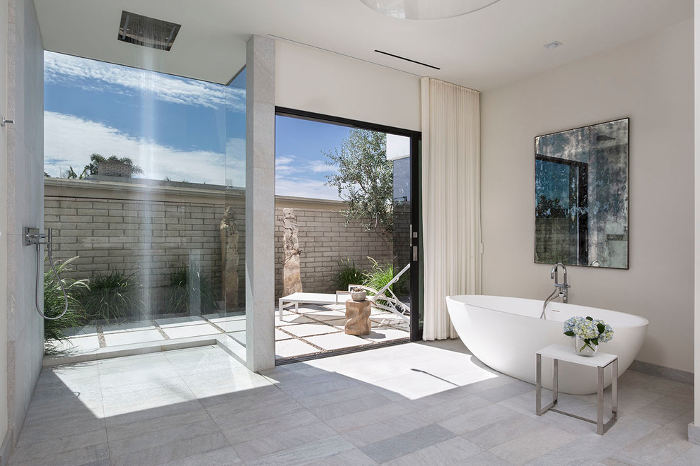 Idéer för ett stort modernt en-suite badrum, med ett fristående badkar, en öppen dusch och beige väggar