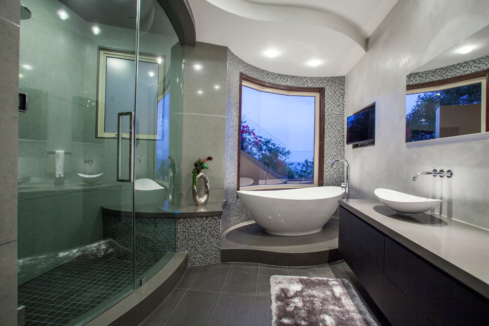 Esempio di una grande stanza da bagno padronale minimal con lavabo a bacinella, ante lisce, ante nere, vasca freestanding, doccia alcova, WC monopezzo, piastrelle grigie e pareti grigie
