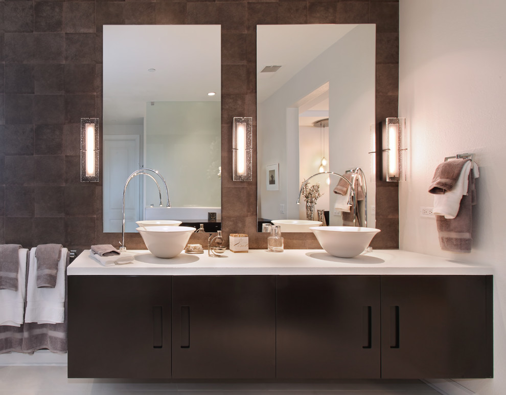 Idéer för att renovera ett mellanstort funkis badrum, med ett fristående handfat, släta luckor, bruna skåp, brun kakel, stenhäll och vita väggar