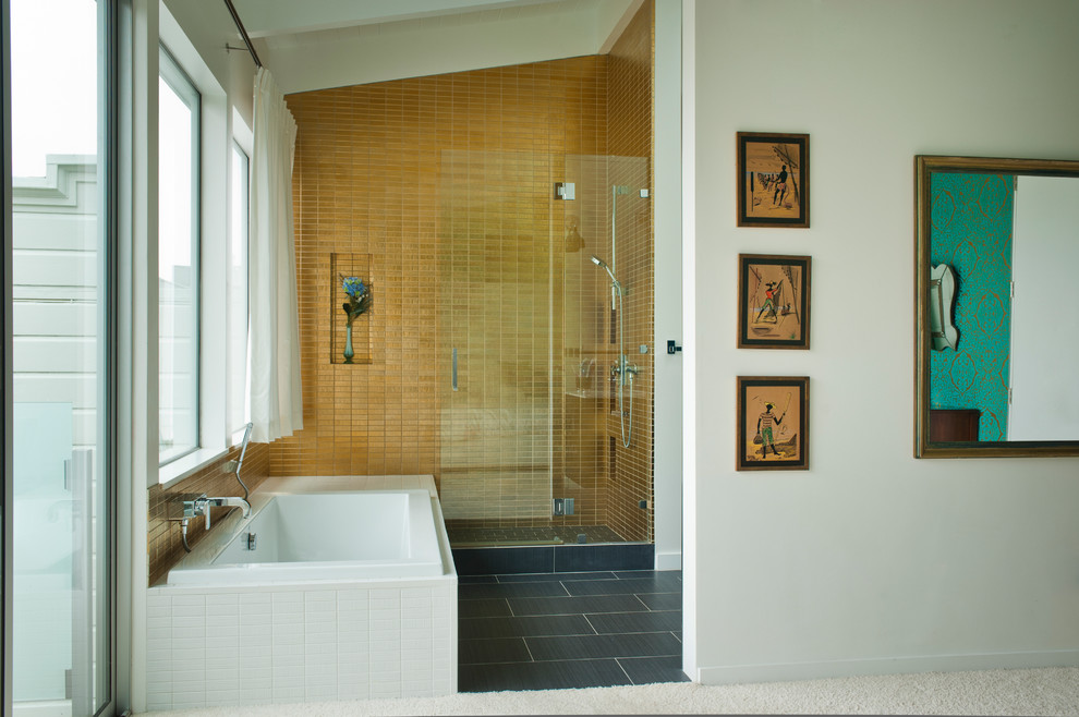 Immagine di una stanza da bagno minimal con vasca ad angolo, doccia alcova e piastrelle gialle