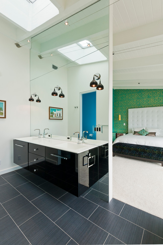 Идея дизайна: ванная комната в современном стиле с монолитной раковиной, плоскими фасадами, черными фасадами и черной плиткой