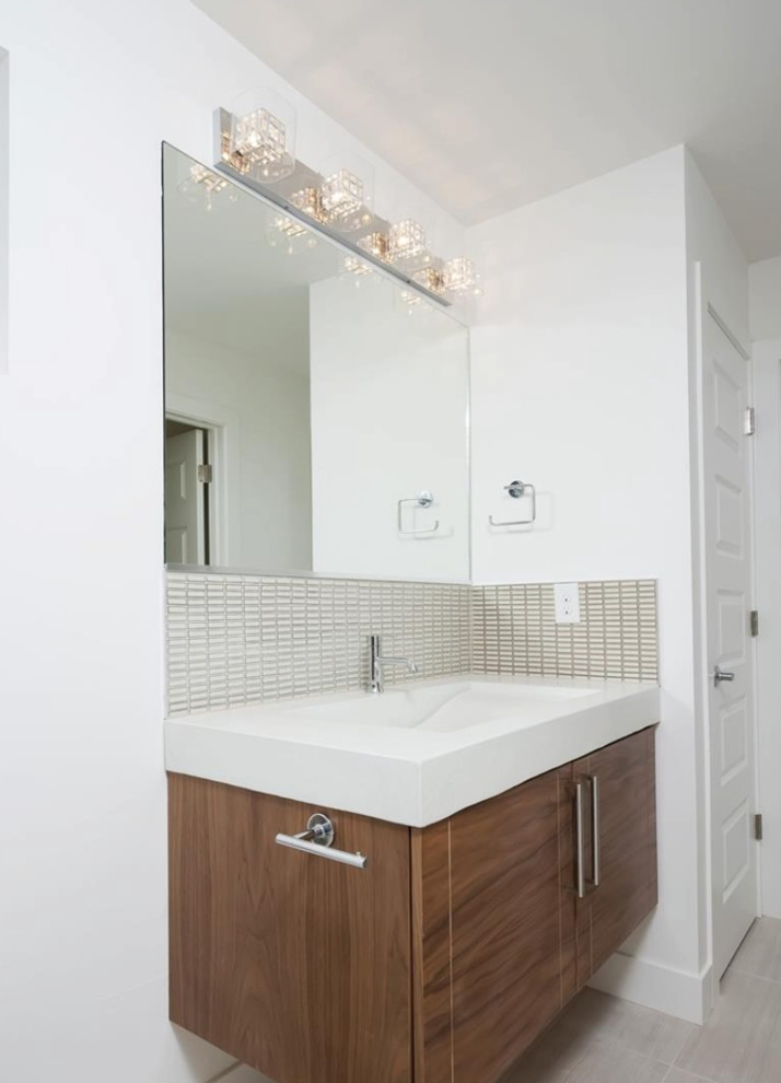 Esempio di una stanza da bagno moderna con ante lisce, ante in legno scuro, top in cemento, piastrelle bianche, pareti bianche e pavimento con piastrelle in ceramica