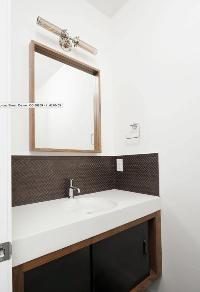 Idées déco pour une petite salle de bain moderne avec un lavabo posé, des portes de placard marrons, un plan de toilette en béton, un carrelage marron et des carreaux de céramique.