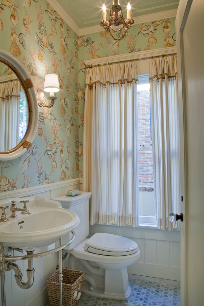 Foto de cuarto de baño costero con paredes verdes, suelo con mosaicos de baldosas, aseo y ducha, lavabo tipo consola y sanitario de dos piezas