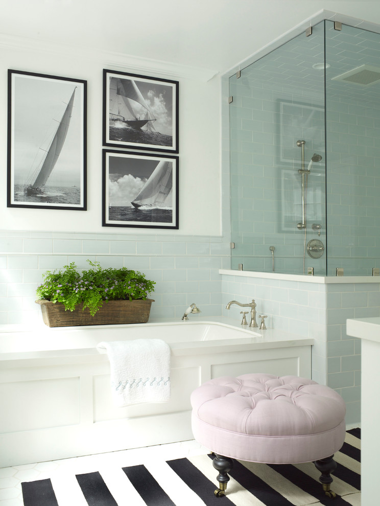 Idee per una stanza da bagno padronale stile marinaro di medie dimensioni con lavabo sottopiano, ante in stile shaker, top in quarzo composito, doccia ad angolo, piastrelle blu, piastrelle in ceramica, pareti bianche, pavimento con piastrelle in ceramica e vasca sottopiano