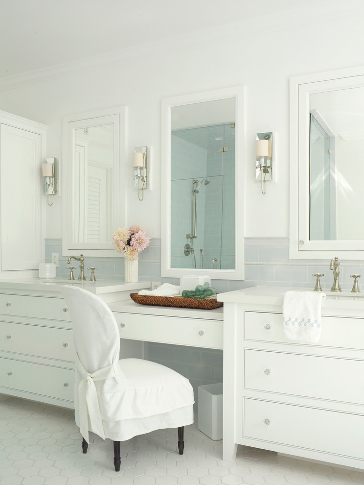 Inspiration för ett mellanstort maritimt en-suite badrum, med ett undermonterad handfat, vita skåp, bänkskiva i kvarts, blå kakel, keramikplattor, vita väggar, klinkergolv i keramik och luckor med profilerade fronter