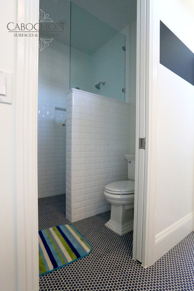 Idées déco pour une douche en alcôve bord de mer de taille moyenne avec un placard à porte shaker, des portes de placard blanches, un plan de toilette en marbre, un carrelage bleu, mosaïque, une baignoire indépendante, WC séparés, un lavabo encastré, un mur blanc et un sol en carrelage de terre cuite.