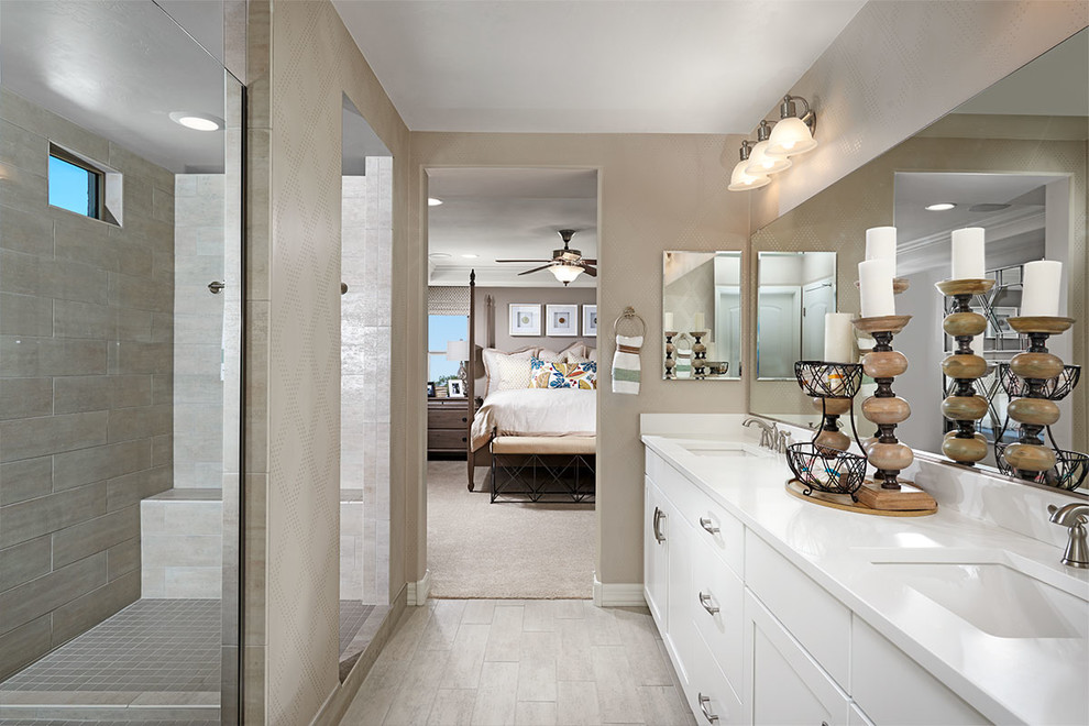 Esempio di una stanza da bagno padronale minimal con ante bianche e pavimento grigio
