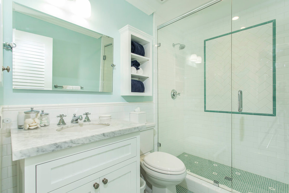 Свежая идея для дизайна: ванная комната среднего размера в классическом стиле с фасадами в стиле шейкер, белыми фасадами, душем в нише, унитазом-моноблоком, белыми стенами, полом из керамической плитки, душевой кабиной, врезной раковиной, синим полом и душем с распашными дверями - отличное фото интерьера